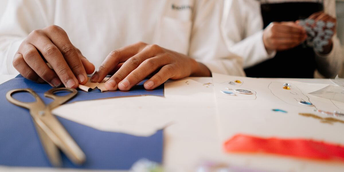 Materiales educativos y de colores ordenados sobre una mesa